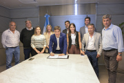 Axel Kicillof, Javier Rodríguez y Cristina Álvarez Rodríguez encabezaron la firma de planes directores locales de caminos rurales con intendentes de la región