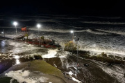El paso de un ciclón extratropical por la Costa Atlántica provocó olas de siete metros, destrozos e inundaciones