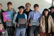 La Provincia entregó computadoras a estudiantes de Dolores y General Guido