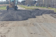 Continúan las tareas de bacheo y mantenimiento urbano en la ciudad de Tordillo