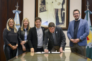 San Cayetano: intendente firmó convenio de Provincia Leasing para la compra de maquinaria vial