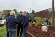 Las Flores: el intendente observó junto a funcionarios las tareas de extensión de la red de gas natural que realiza la empresa Camuzzi